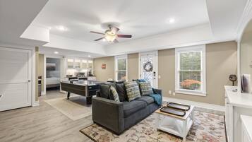 電視、壁爐、足球機、書籍