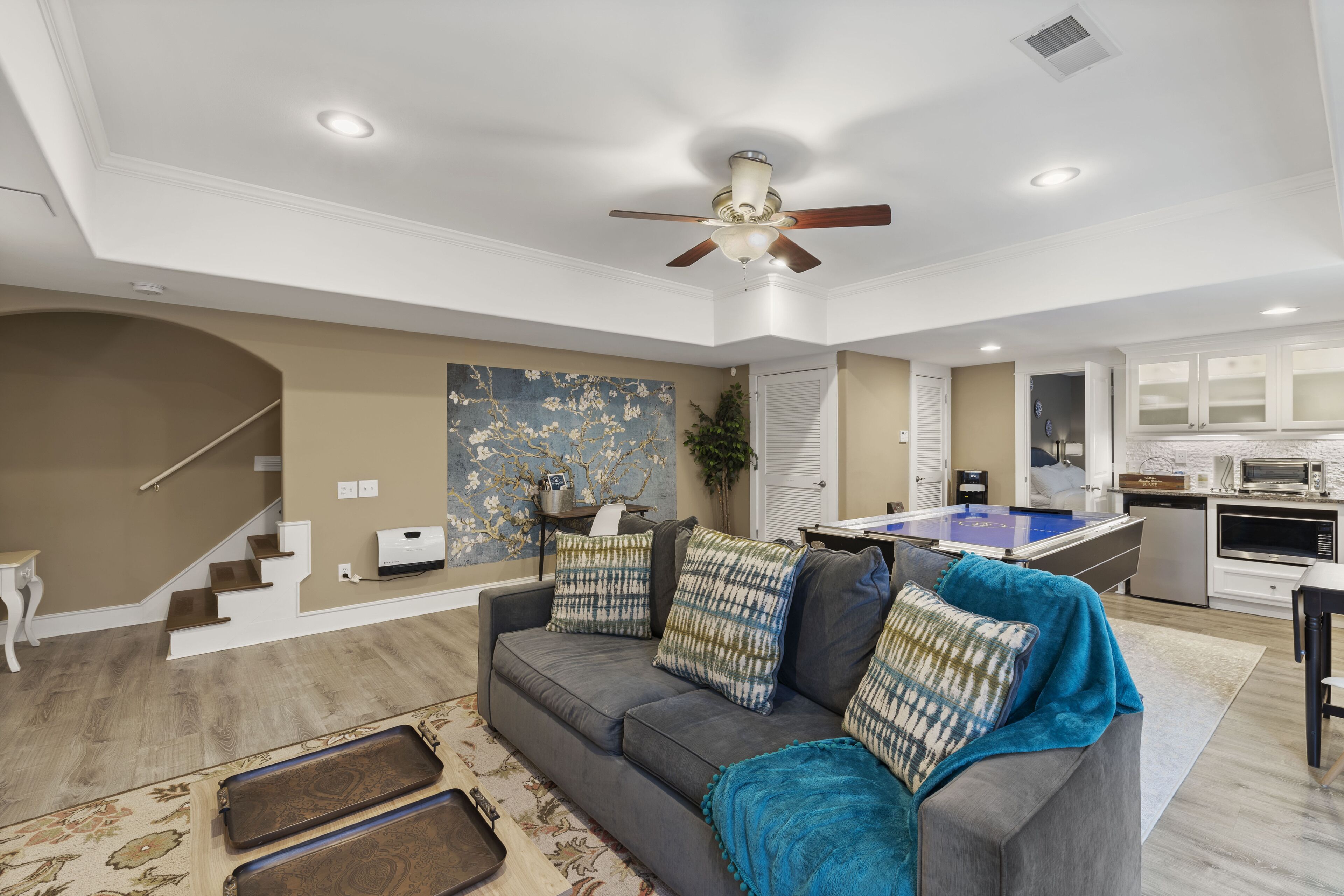 King Bed, Outdoor Fireplace and Air Hockey