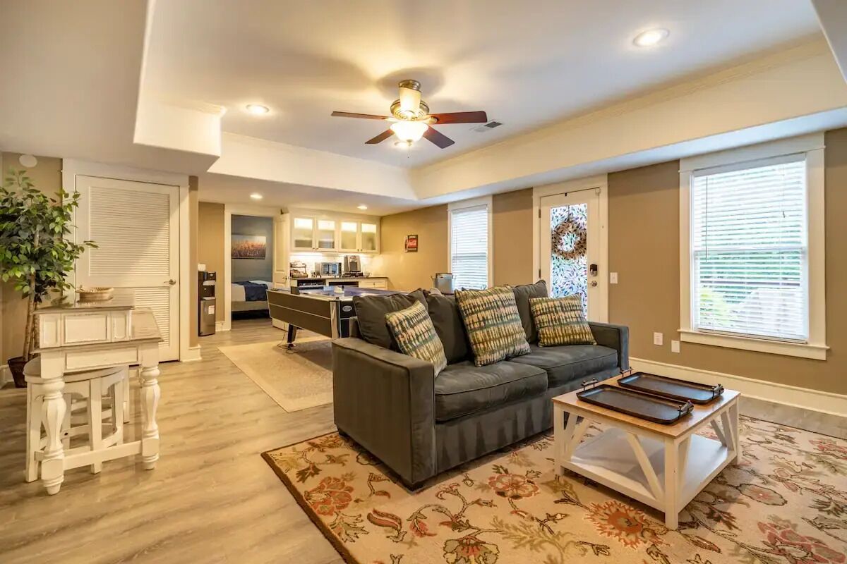 Televisio, takka, pöytätennispöytä, kirjoja