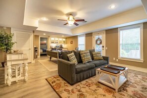 テレビ、暖炉、卓球台、書庫