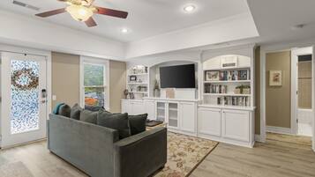 Televisie, een open haard, tafelvoetbal en boeken