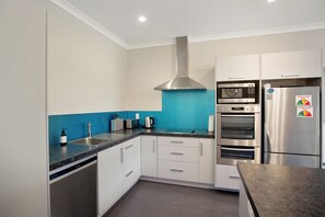 Kühlschrank, Mikrowelle, Geschirrspüler, Toaster