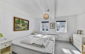 4 bedrooms, travel crib, free WiFi