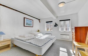 4 bedrooms, travel crib, free WiFi - Gorgeous home in Højer with WiFi (Højer)