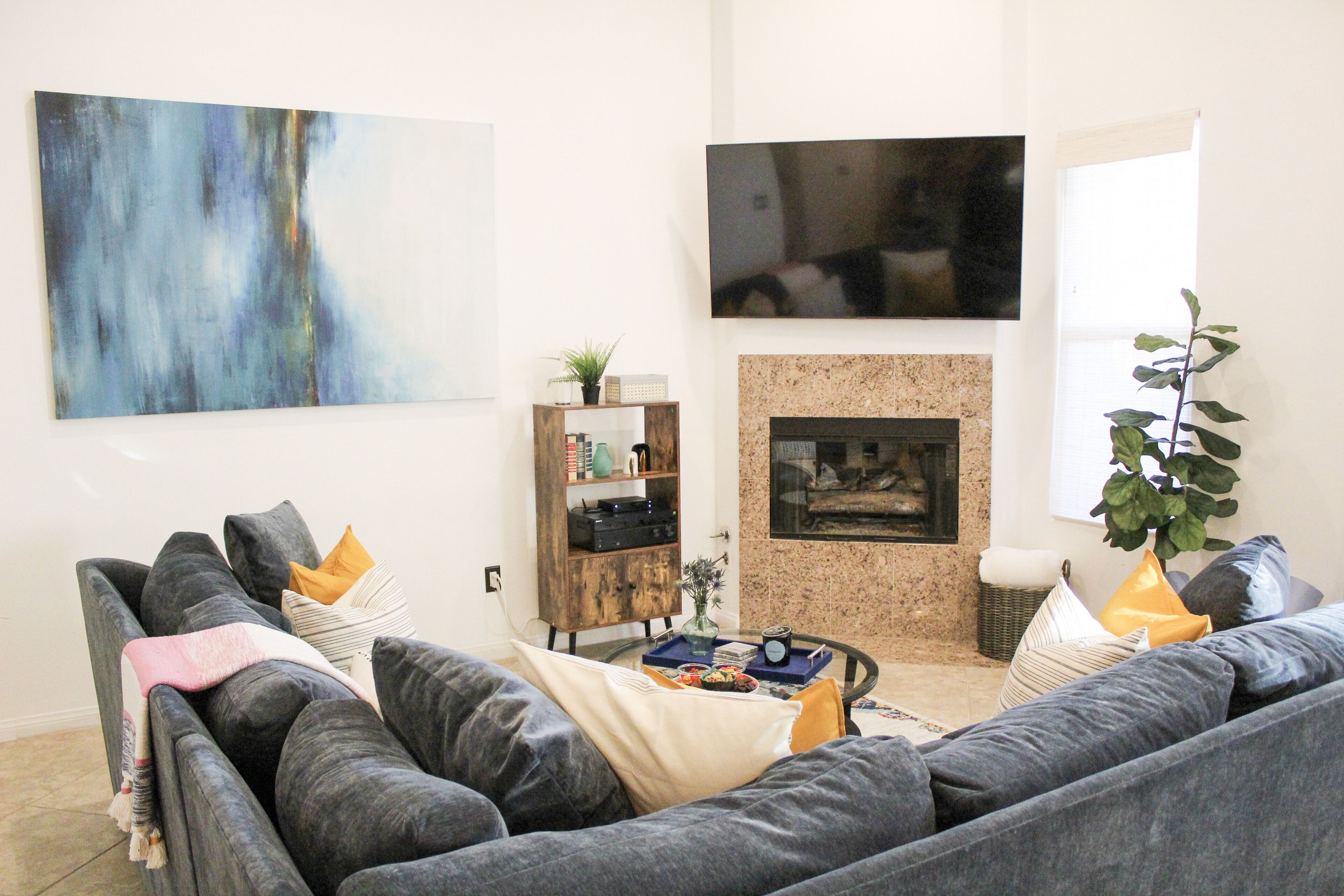 Quiet refuge to play, refresh and work with private pool and jacuzzi!