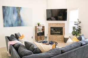 Älytelevisio, takka, DVD-soitin, kirjoja