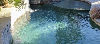 Quiet refuge to play, refresh and work with private pool and jacuzzi!