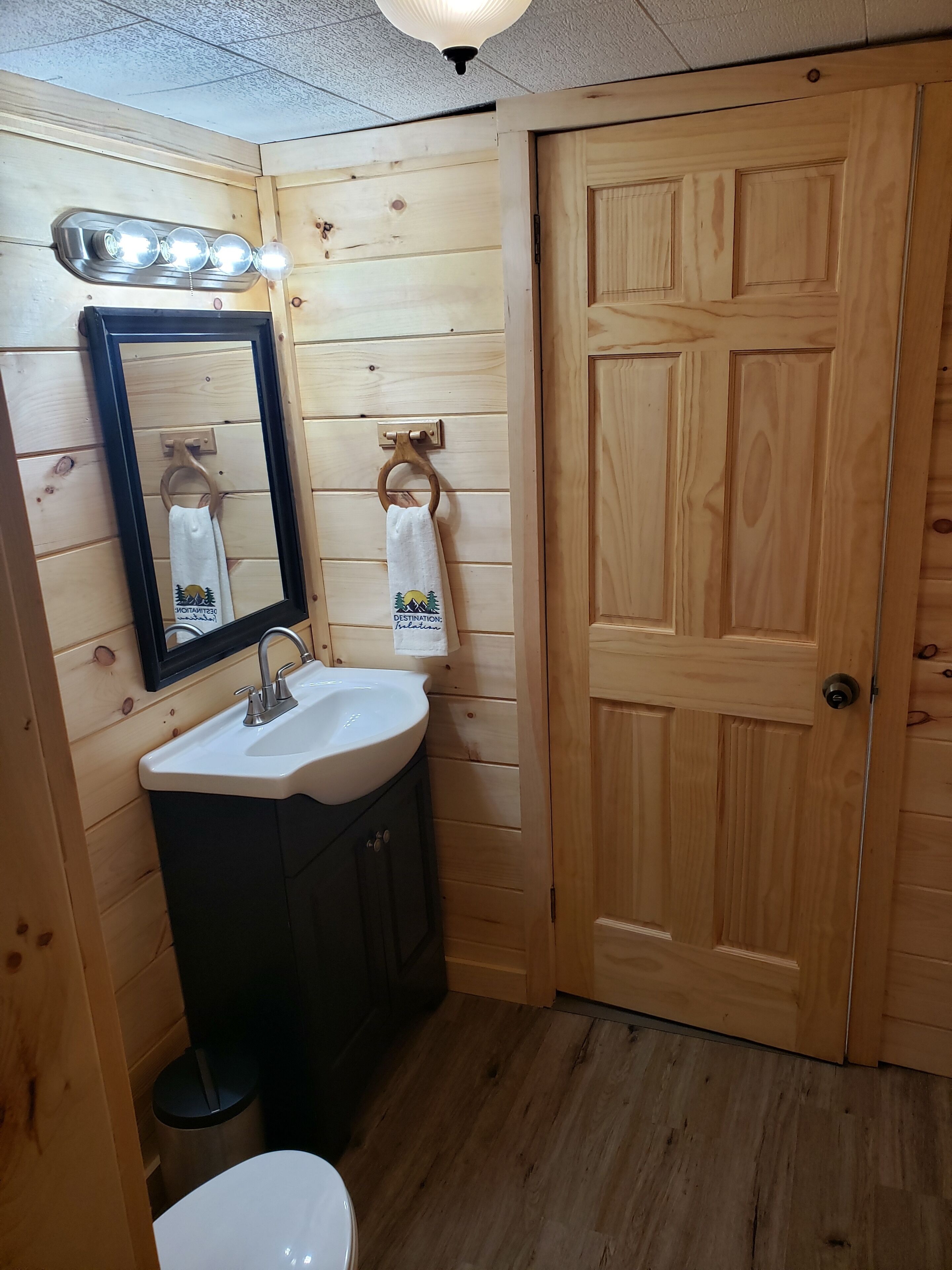 Douche, serviettes fournies, savon, papier toilette