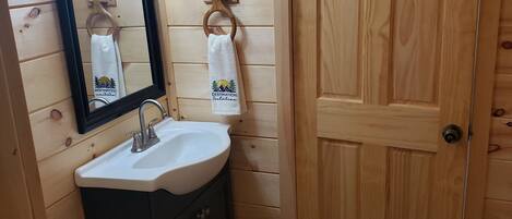 Douche, serviettes fournies, savon, papier toilette