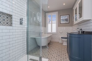 Badewanne, Haartrockner, Handtücher, Seife