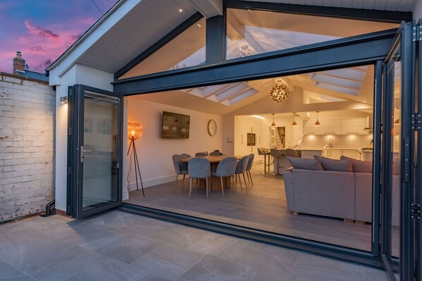 Outdoor dining - Total luxury in the heart of Stratford upon Avon  (Stratford-upon-Avon)