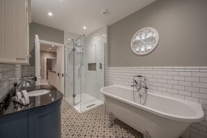 Badewanne, Haartrockner, Handtücher, Seife