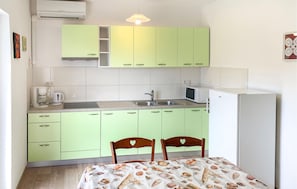 Fridge, microwave, oven, stovetop - 2 bedroom nice apartment in Baska (Baska)