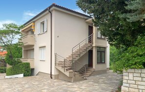 Un bâtiment moderne à deux étages, avec un escalier menant à l’étage supérieur.