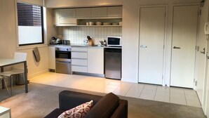 Apartamento, 1 quarto | Cozinha americana privada | Cafeteira/chaleira, geladeira, micro-ondas, fogão