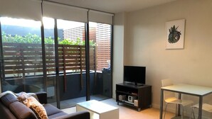 Apartamento, 1 quarto | Área de estar | Smart TV