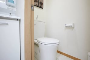 Appartement (301B) | Salle de bain | Douche, articles de toilette gratuits, sèche-cheveux, chaussons