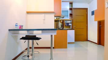 Room | Private kitchen | Fridge, stovetop, cookware/dishes/utensils