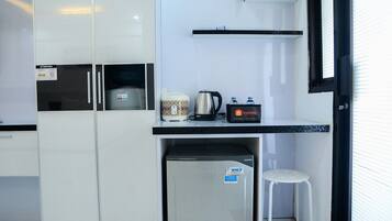 Habitación | Cocineta privada | Refrigerador, parrilla de estufa y tetera eléctrica