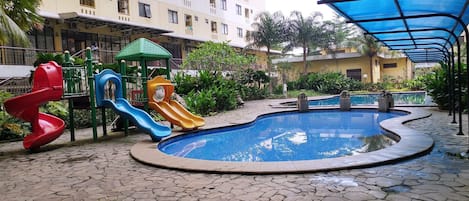 Una piscina al aire libre
