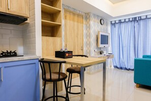 Habitación | Cocineta privada | Refrigerador, parrilla de estufa y utensilios de cocina 