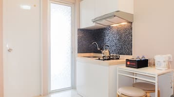 Habitación | Cocina privada | Frigorífico, placa de cocina y utensilios de cocina