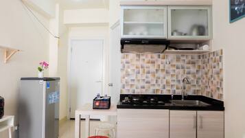Room | Private kitchen | Fridge, stovetop, cookware/dishes/utensils