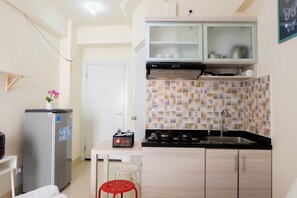 Room | Private kitchen | Fridge, stovetop, cookware/dishes/utensils - Cozy Studio Apartment Connected to Mall at Green Pramuka (Jakarta)