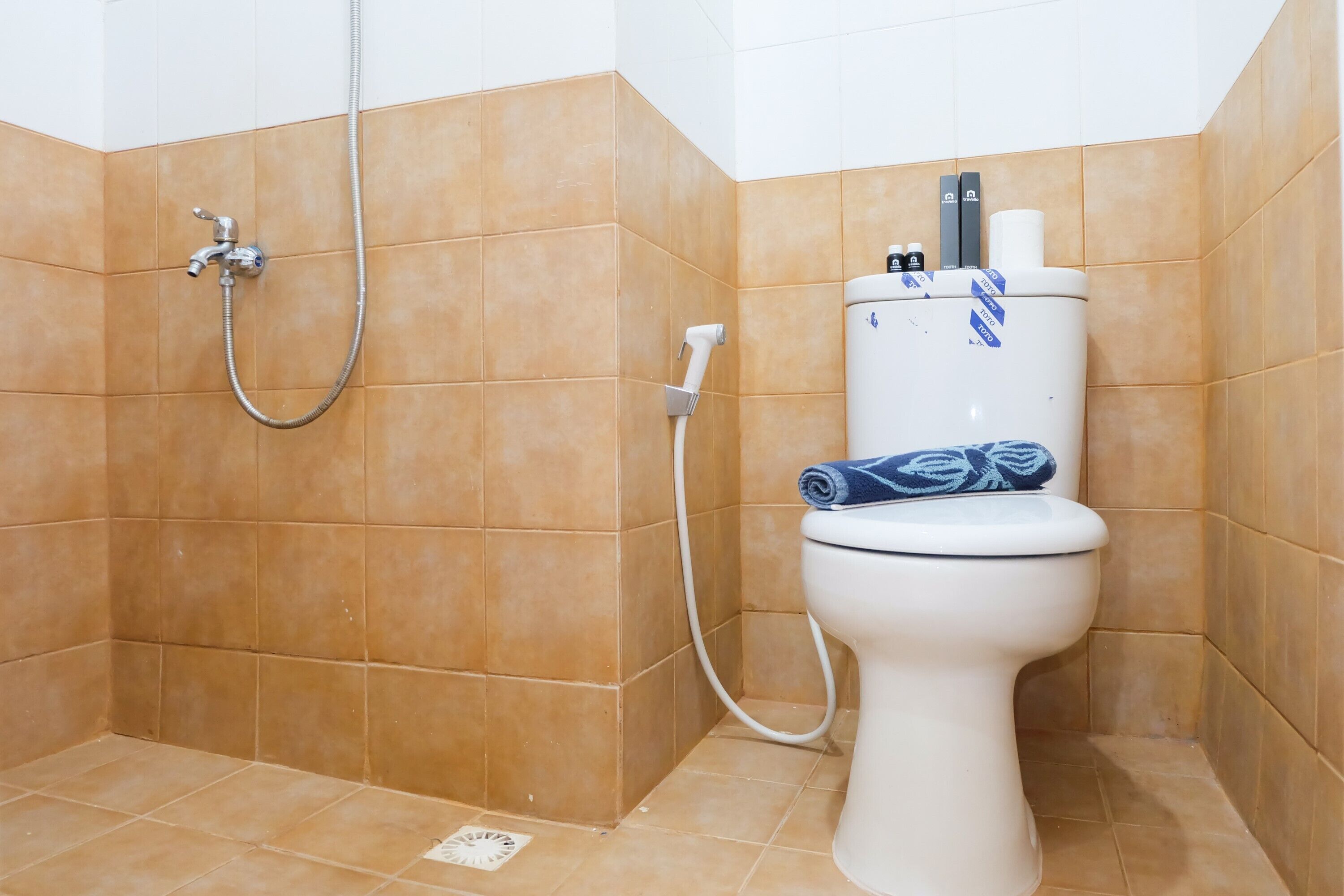 Room | Bathroom | Shower, free toiletries, towels