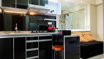 Quarto | Cozinha americana privada | Geladeira, cooktop, talheres/pratos/utensílios de cozinha