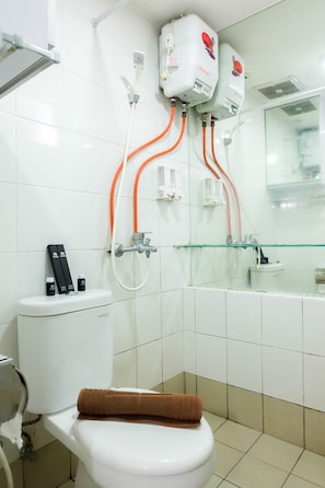 Quarto | Banheiro | Chuveiro, toalhas de banho, papel higiênico