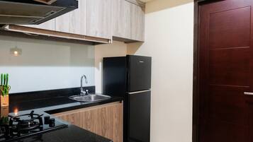Room | Private kitchen | Fridge, stovetop, electric kettle, cookware/dishes/utensils