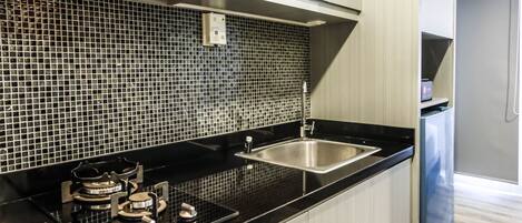 Room | Private kitchenette | Fridge, stovetop, electric kettle, cookware/dishes/utensils