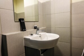 Zimmer | Waschbecken im Bad