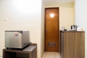 Room | Private kitchen | Fridge, stovetop, cookware/dishes/utensils
