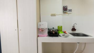 Room | Private kitchen | Fridge, stovetop, cookware/dishes/utensils