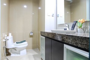 Room | Bilik Mandi | Pancuran mandi, tuala disediakan 