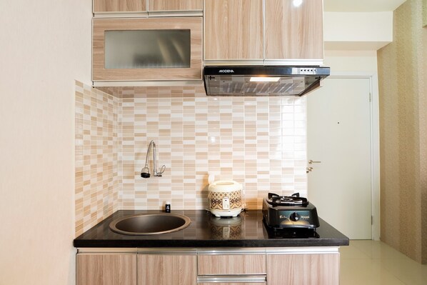 Room | Private kitchenette | Fridge, stovetop, cookware/dishes/utensils - Comfortable Fully Furnished Studio Green Pramuka City Apartment (Jakarta)