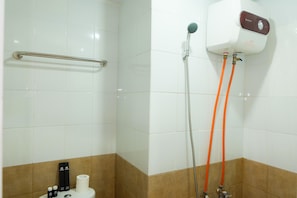 Room | Bathroom shower - Comfortable Fully Furnished Studio Green Pramuka City Apartment (Jakarta)