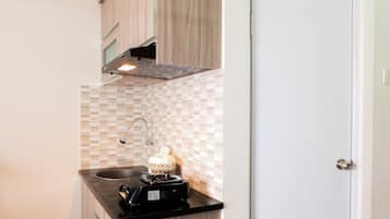 Kamar | Dapur kecil pribadi | Lemari es, kompor, dan peralatan masak/sendok-piring