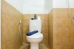 Room | Bathroom | Shower, towels - Comfortable Fully Furnished Studio Green Pramuka City Apartment (Jakarta)