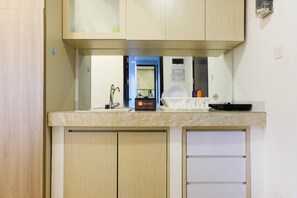 Habitación | Cocineta privada | Refrigerador, parrilla de estufa y utensilios de cocina 