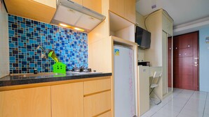 Room | Private kitchen | Fridge, stovetop, cookware/dishes/utensils - Affordable Studio Kebagusan City Apartment (Jakarta)