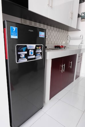 Room | Private kitchen | Fridge, stovetop, electric kettle, cookware/dishes/utensils