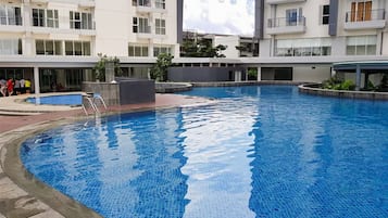 Una piscina al aire libre
