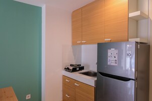 Habitación | Cocina básica privada | Frigorífico, placa de cocina y utensilios de cocina