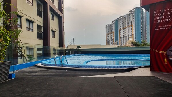 Una piscina al aire libre