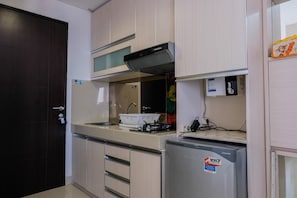 Habitación | Cocina privada | Refrigerador, parrilla de estufa y tetera eléctrica 