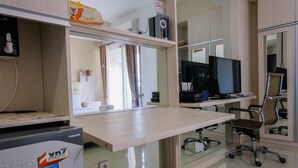 Ein moderner Arbeitsbereich mit Schreibtisch, Computer und Bürostuhl.