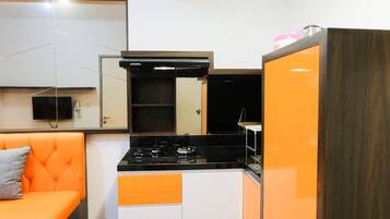 Room | Private kitchenette | Fridge, stovetop, electric kettle, cookware/dishes/utensils